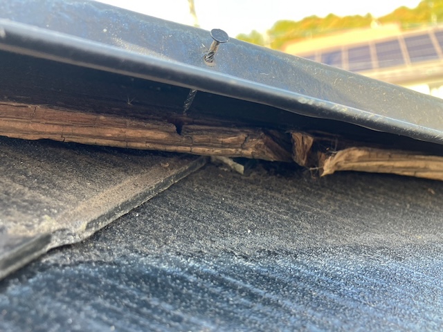 取れかけた棟板金